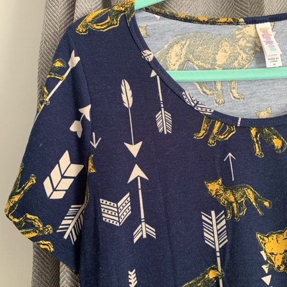 LuLaRoe Classic T Size Medium Wolves Arrows Rare Print - Picture 5 of 7